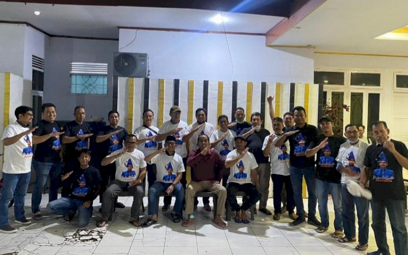 SILATURAHMI. Anggota Komunitas Anak Rakyat foto bersama dengan Ketua DPRD Kota Makassar, Rudianto Lallo di Rumah Jabatan Ketua DPRD Makassar, Sabtu (29/1/2022) malam. foto: istimewa