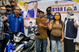 Rudianto Lallo-Cicu Keliling Lorong di Makassar Bagi-bagi Motor, TV, dan Mesin Cuci