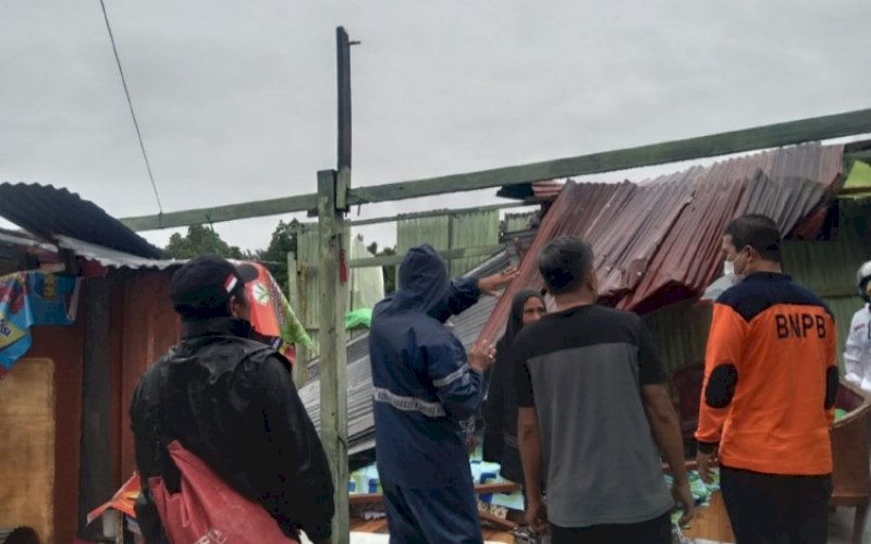 RUMAH RUSAK. Kondisi rumah diterjang angin kencang di di Jl Daeng Tantu 1, Lorong 4, Kelurahan Rappokalling, Kecamatan Tallo, Kota Makassar, Kamis (20/1/2022). foto: istimewa