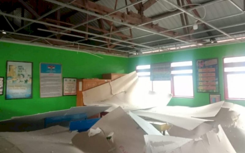 AMBRUK. Kondisi atap SD Negeri 146 Bontokanang di Desa Bentang, Kecamatan Galesong Selatan, Kabupaten Takalar yang ambruk. foto: istimewa