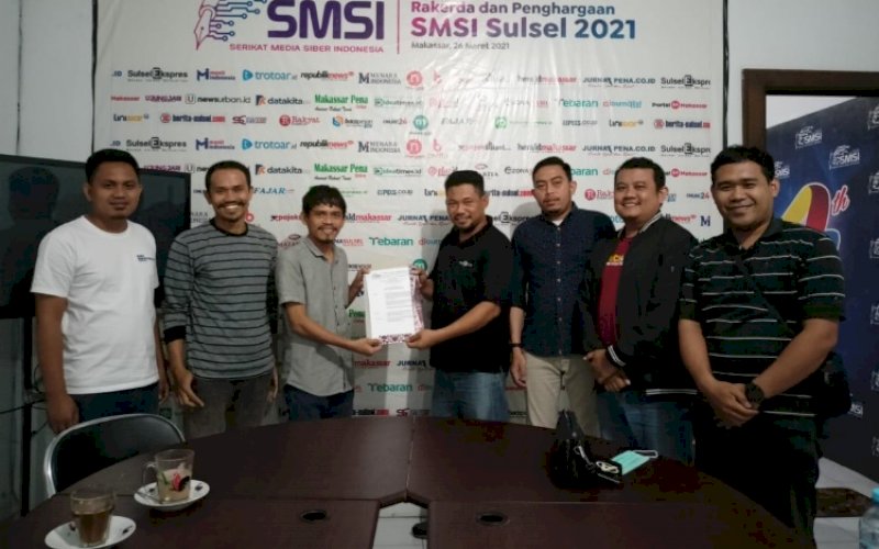 PENYERAHAN SK. Ketua OKD SMSI Sulsel Aco Mappanganro (kanan) menyerahkan SK kepengurusan SMSI Kota Palopo kepada Ketua SMSI Palopo Wahyudi Yunus di Sekretariat SMSI Provinsi Sulsel, Jl Pengayoman, Kota Makassar, Kamis (13/1/2022). foto: istimewa