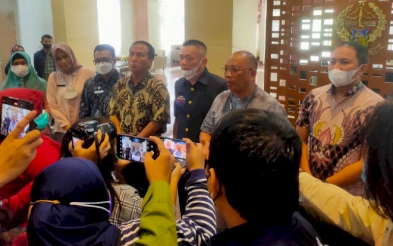 BERI KETERANGAN. Kepala Dinas Perdagangan Provinsi Sulsel, Ashari Fakshirie Radjamilo (kedua kanan), didampingi pihak terkait memberikan keterangan usai pertemuan membahas ketersediaan minyak goreng dengan harga terjangkau di Toraja Room Kantor Gubernur Sulsel, Jumat (28/1/2022). foto: istimewa