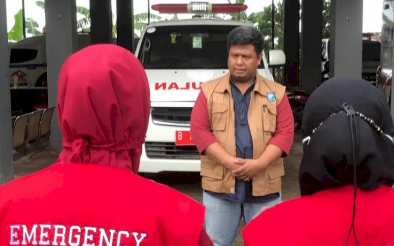 PELEPASAN. Kepala Bidang Pelayanan Kesehatan Dinas Kesehatan Kabupaten Bulukumba, Muh Amrullah, melepas Tim PSC (Public Safety Center) 119 Bulukumba untuk bertugas di kawasan wisata Pantai Bira, Jumat (21/1/2022) sore. foto: istimewa 