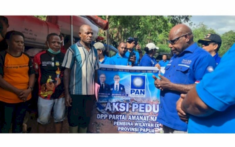 BANTUAN. Koordinator PAN Wilayah IX Papua, Usman G Wanimbo (kanan), turun langsung menyerahkan bantuan kepada masyarakat terdampak banjir di Kota Jayapura, Provinsi Papua, Sabtu (8/1/2022). foto: istimewa