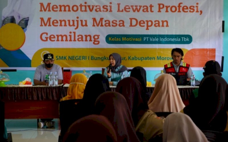 BERBAGI INSPIRASI. PT Vale Indonesia Tbk (PT Vale) berbagi inspirasi profesi dengan para pelajar SMA/SMK dalam kelas motivasi yang berlangsung di Aula SMKN 1 Bungku Timur, Desa Kolono, Kecamatan Bungku Timur, Kabupaten Morowali, Sulawesi Tengah, Sabtu (22/1/2022). foto: istimewa