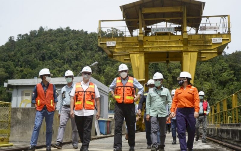 KUNJUNGAN KERJA. Direktur Jenderal Minerba Kementerian ESDM Ridwan Djamaluddin, Deputi IV bidang Koordinasi Wilayah dan Tata Ruang, Kementerian Koordinator Bidang Perekonomian sekaligus Ketua Pelaksana Komite Percepatan Penyediaan Infrastruktur Prioritas Wisnu Utomo serta Direktur Pembinaan Pengusahaan Mineral Kementerian ESDM Sugeng Mudjianto berkunjung ke area operasional PT Vale Indonesia di Sorowako, Luwu Timur, Jumat-Sabtu (28-29/1/2022). foto: istimewa