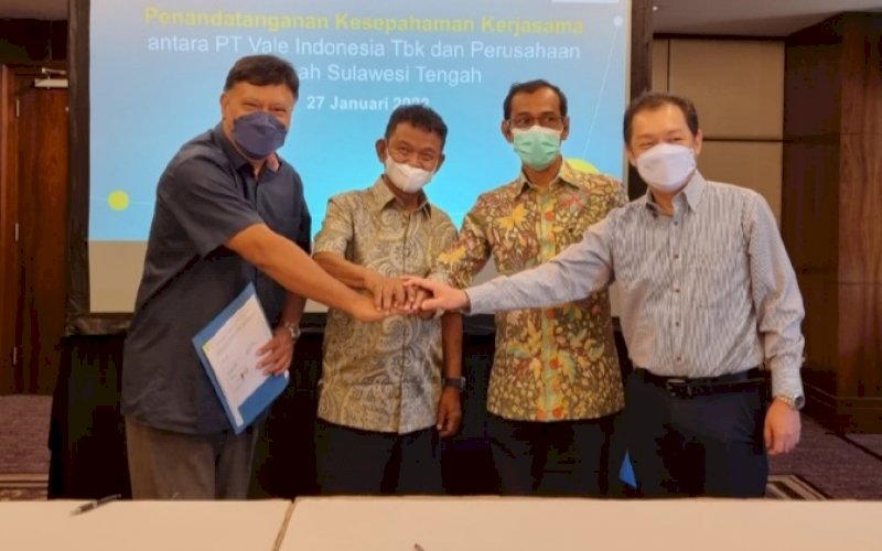 KERJA SAMA. Vice President Director PT Vale Adriansyah Chaniago dan Direktur Utama dari PT Pembangunan Sulawesi Tengah (Perseroda) Leominardi D Karamoy melakukan kerja sama yang disaksikan Gubernur Sulteng Rusdy Mastura di Hotel Kempinski, Jakarta, Kamis (27/1/2022). foto: istimewa