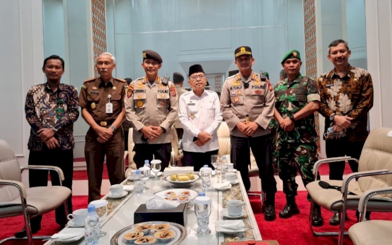 KUNJUNGAN KERJA. Wali Kota Palopo Muh Judas Amir bersama dengan jajaran Forkopimda Kota Palopo menerima kunjungan Dir Samapta Polda Sulsel Kombes Yusuf Hondawantri Naibaho yang didampingi Kanit IV Turjawali Polda Sulsel AKP Andi Ali di Ruang Kerja Wali Kota Palopo, Kamis (20/1/2022). foto: istimewa