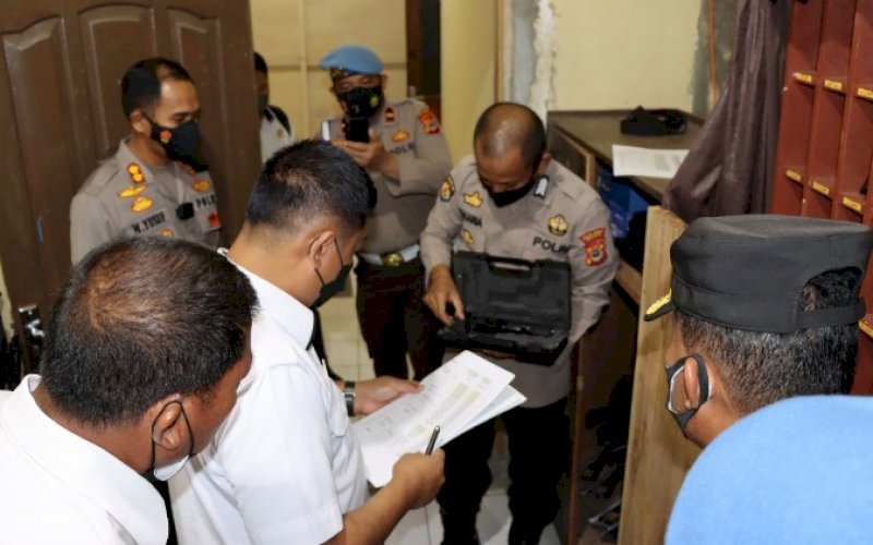 PEMERIKSAAN. Tim Wasrik Itwasda Polda Sulsel yang dipimpin Irbid 2 Itwasda Polda Sulsel AKBP Indratmoko didampingi Kapolres Palopo AKBP Muh Yusuf Usman melakukan pengecekan kendaraan dinas dan senjata api Polres Palopo bersama jajarannya di Lapangan Apel Polres Palopo, Selasa (18/1/2022). foto: istimewa