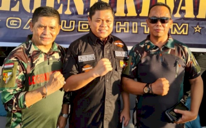 Pembina Legend Kiwal Garuda Hitam Yasir Mahmud (tengah) diapit Dewan Pembina Capt Andi Bahdar Saleh (kiri) dan Ketua Dewan Pembina A Herlin M. foto: istimewa