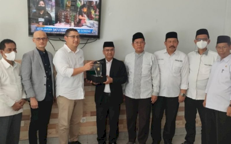 PENYERAHAN CENDERAMATA. Pimpinan Wilayah Kanwil VI PT Pegadaian Makassar Zulfan Adam (kiri) menyerahkan cenderamata kepada Kakanwil Kemenag Provinsi Sulsel Khaeroni pada pertemuan silaturahmi di salah satu rumah makan di Kota Makassar, Selasa (25/1/2022). foto: istimewa