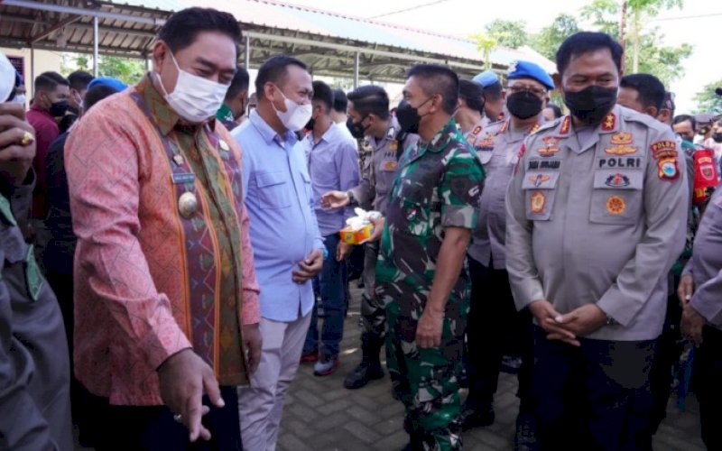 VAKSINASI. Sekda Provinsi Sulsel Abdul Hayat Gani, Pangdam IV Hasanuddin Mayjen TNI Andi Muhammad, dan Kapolda Sulsel Irjen Pol Nana Sujana mekantau vaksinasi massal yang dilaksanakan Polres Takalar di SD No 115 Inpres Galesong, Kecamatan Galesong, Kabupaten Takalar, Jumat (18/2/2022). foto: istimewa
