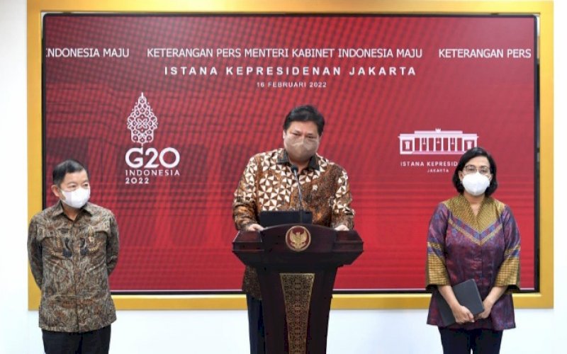 BERI KETERANGAN. Menteri Koordinator Bidang Perekonomian, Airlangga Hartarto (tengah), memberikan keterangan pers terkait hasil sidang kabinet paripurna di Kantor Presiden, Jakarta, pada Rabu, 16 Februari 2022. foto: istimewa