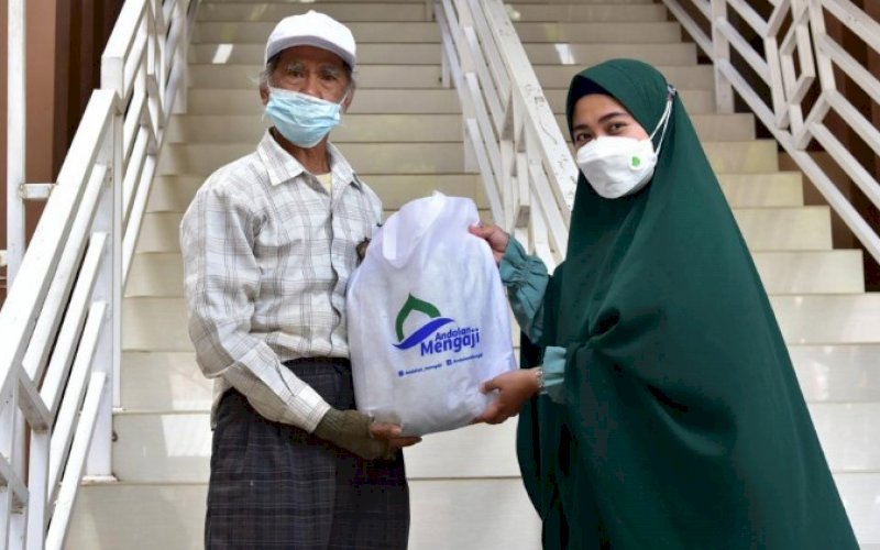BERBAGI. Tim Andalan Mengaji berbagi mukena kepada pengurus masjid salah satu masjid di Kabupaten Tana Toraja, Minggu (20/2/2022). foto: istimewa