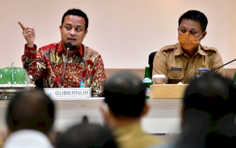 RAPAT BERSAMA. Plt Gubernur Sulsel Andi Sudirman Sulaiman didampingi Kepala Bappelitbangda Provinsi Sulsel Andi Darmawan Bintang melakukan rapat bersama Biro Pengadaan Barang dan Jasa serta pelaksanaan pengarahan Strong Point Pemerintah Daerah (Prioritas) Tahun Anggaran 2022 di Ruang Rapat Lantai IV, Bappelitbangda Provinsi Sulsel, Senin (14/2/2022). foto: istimewa 