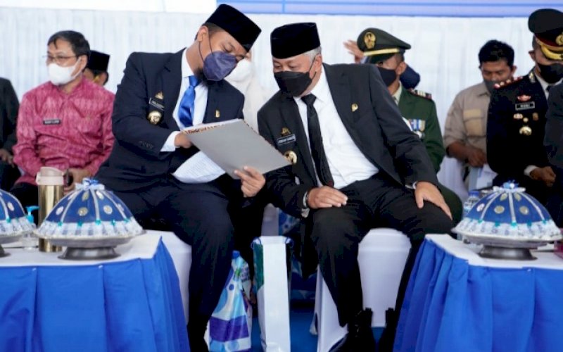 DISKUSI. Plt Gubernur Sulsel Andi Sudirman Sulaiman (kiri) berdiskusi santai dengan Bupati Pinrang Andi Irwan Hamid di sela-sela peringatan Hari Jadi Kabupaten Pinrang Ke-62 di GOR Kantor Bupati Pinrang, Sabtu (19/2/2021). foto: istimewa