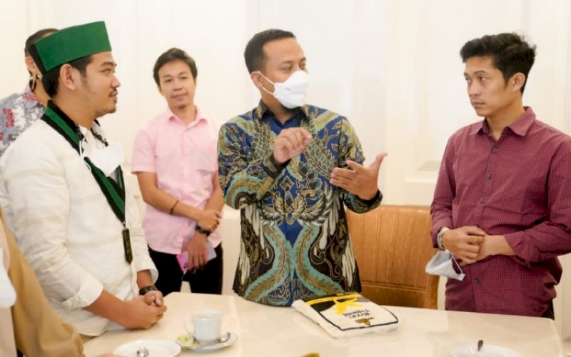 AUDIENSI. Plt Gubernur Sulsel, Andi Sudirman Sulaiman, menerima audiensi pengurus Badko HMI Sulselbar di Baruga Lounge Kantor Gubernur Sulsel, Kamis (3/2/2022). foto: istimewa