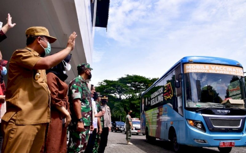 PELEPASAN. Plt Gubernur Sulsel, Andi Sudirman Sulaiman, secara simbolis melepas Mobile Vaccinator di halaman Kantor Gubernur Sulsel, Selasa (8/2/2022). foto: istimewa