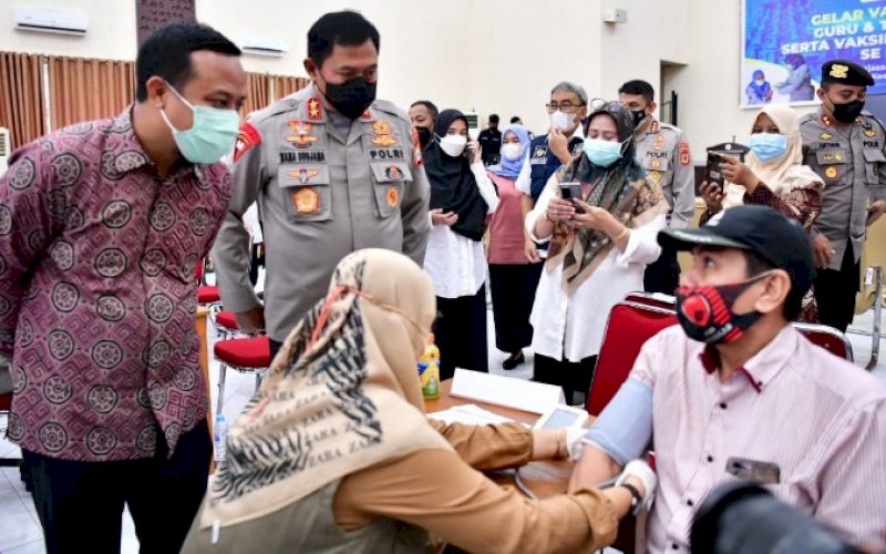 PENINJAUAN. Plt Gubernur Sulsel Andi Sudirman Sulaiman bersama Kapolda Sulsel Irjen Pol Nana Sudjana meninjau pelaksanaan Vaksinasi Booster Presisi untuk Guru dan Tenaga Pendidikan serta Vaksin Ke-2 Pelajar SMA dan SMK Se-Makassar Raya di Gedung Guru Jusuf Kalla Kantor Dinas Pendidikan Provinsi Sulsel, Rabu (23/2/2022). foto: istimewa