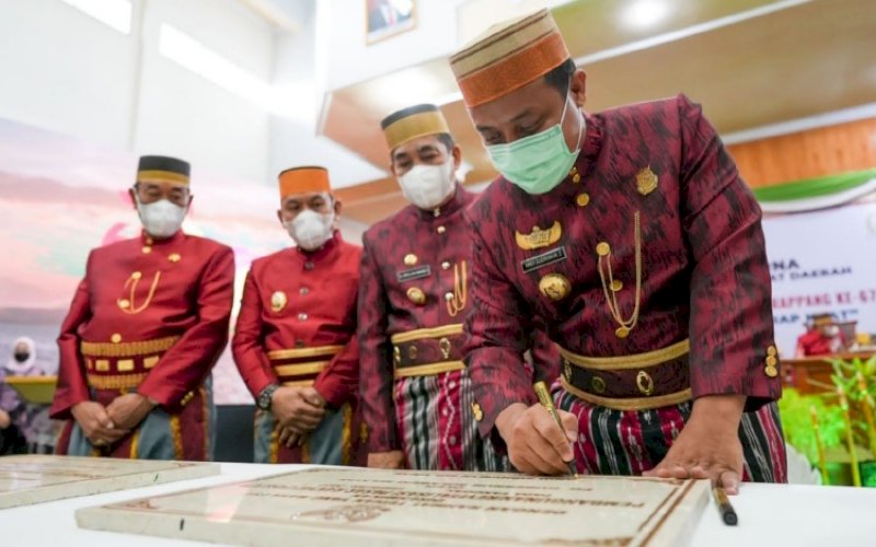 PERESMIAN PROYEK. Plt Gubernur Sulsel, Andi Sudirman Sulaiman, meresmikan sejumlah proyek pembangunan 2021 di Kabupaten Sidrap pada Rapat Paripurna DPRD dalam rangka Hari Jadi Kabupaten Sidrap Ke-678, Jumat (18/2/2022). foto: istimewa