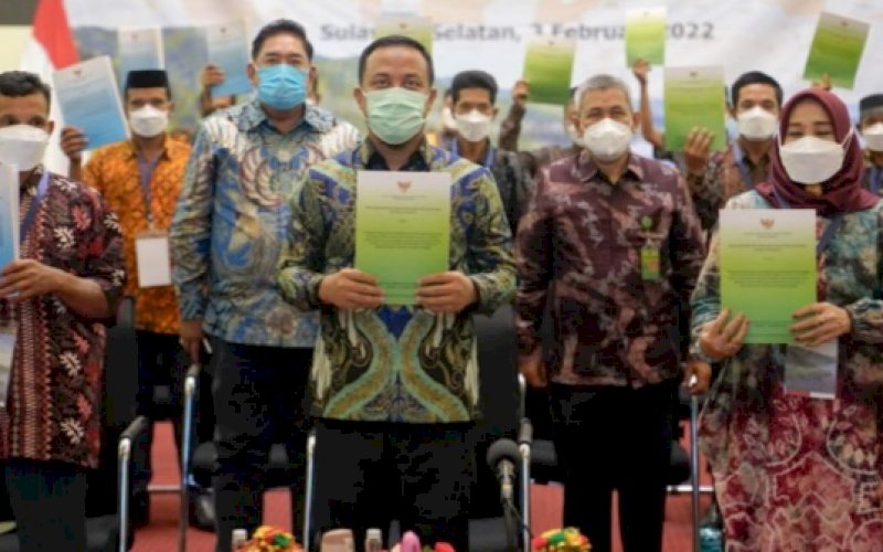 PENYERAHAN. Plt Gubernur Sulsel Andi Sudirman Sulaiman didampingi Sekda Provinsi Sulsel Abdul Hayat Gani pada penyerahkan Surat Keputusan Menteri Lingkungan Hidup dan Kehutanan terkait Hutan Sosial atau Hutsos (SK Hijau) dan SK Tanah Obyek Reforma Agraria atau TORA (SK Biru) untuk 2022 untuk dapat dimanfaatkan waga warga secara virtual di Ruang Rapat Pimpinan Kantor Gubernur Sulsel, Kamis (3/2/2022). foto: istimewa