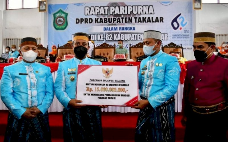 BANTUAN. Plt Gubernur Sulsel Andi Sudirman Sulaiman (kiri) menyerahkan bantuan keuangan senilai Rp15 miliar kepada Kabupaten Takalar diterima langsung Bupati Takalar Syamsari Kitta pada Rapat Paripurna DPRD Takalar untuk 62 Tahun Kabupaten Takalar, Kamis (10/2/2022). foto: istimewa 
