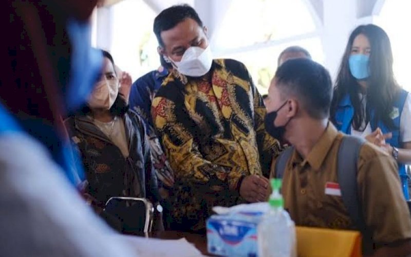 VAKSINASI. Plt Gubernur Sulsel, Andi Sudirman Sulaiman, memantau vaksinasi bagi pelajar SMA/Sederajat. foto: istimewa