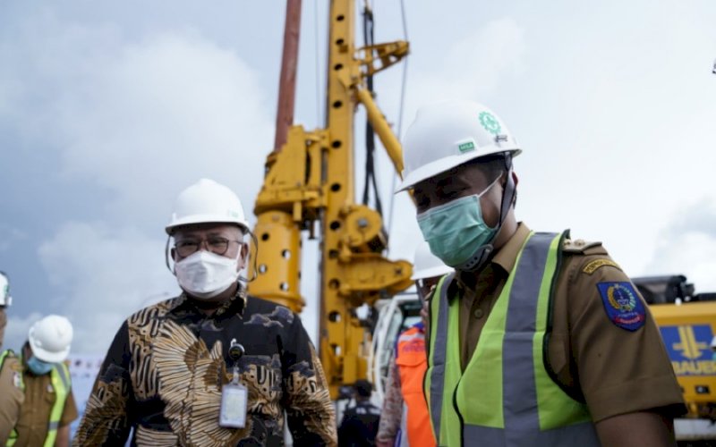 TOL MNP. Plt Gubernur Sulsel Andi Sudirman Sulaiman (kanan) bersama Sekjen Kementerian Pekerjaan PUPR Mohammad Zainal Fatah di sela-sela groundbreaking pembangunan jalan akses Tol Makassar New Port (MNP) di MNP, Senin (7/2/2022). foto: istimewa