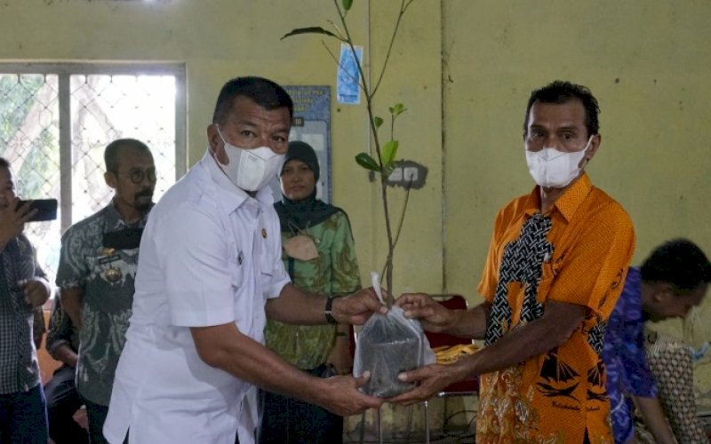 BAGI BIBIT. Bupati Bulukumba, Andi Muchtar Ali Yusuf, menyerahkan bibit unggul secara simbolis kepada warga di sela-sela Musrenbang Kecamatan Gantarang, Kamis (10/2/2022). foto: istimewa