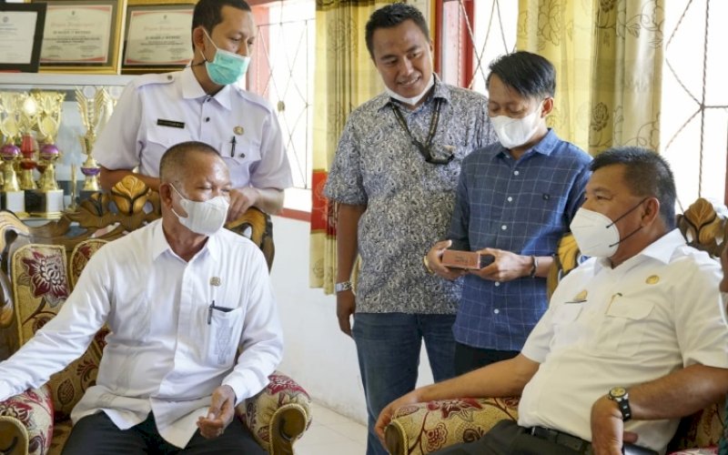 PERKENALAN. Owner Dodol Aksata Palioi Rahman memperkenalkan produknya kepada Bupati Bulukumba Andi Muchtar Ali Yusuf. foto: istimewa
