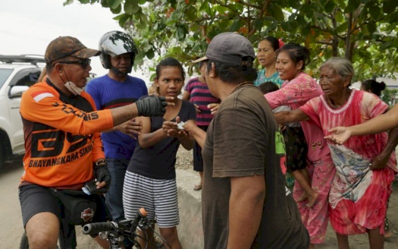 MENYAPA. Bupati Bulukumba, Andi Muchtar Ali Yusuf (kiri), menyapa warga di kawasan Pantai Merpati saat bersepeda santai keliling Kota Bulukumba, Kamis (3/2/2022) pagi. foto: istimewa