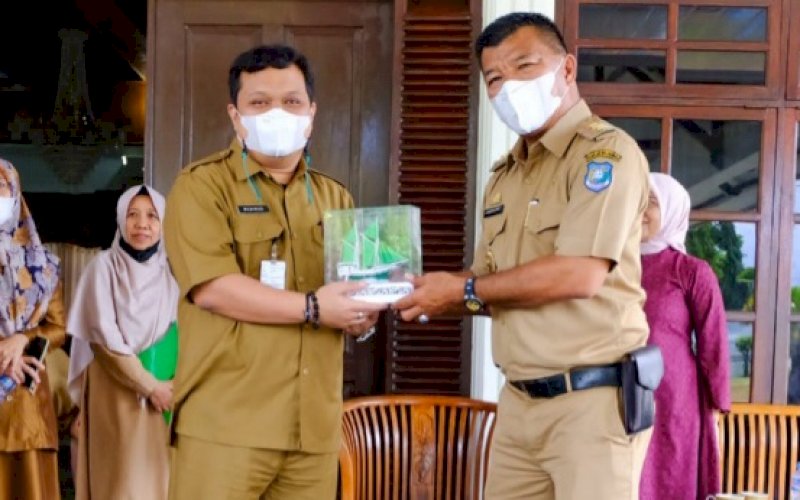 SILATURAHMI. Bulukumba Andi Muchtar Ali Yusuf (kanan) menerima kunjungan kerja dan silaturahmi Plt Kepala Dinas Ketahanan Pangan Provinsi Sulsel Kemal Redindo Syahrul Putra di Rumah Jabatan Bupati Bulukumba, Jl Anggrek, Kabupaten Bulukumba, Selasa (15/2/2022). foto: istimewa