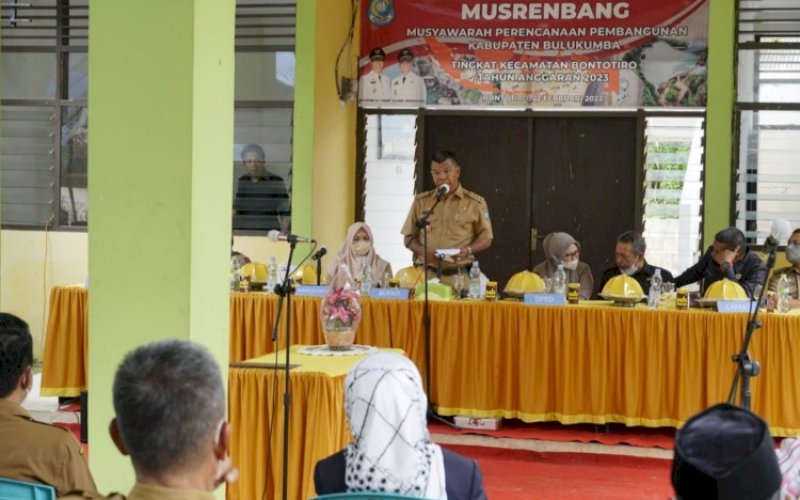 MUSRENBANG. Bupati Bulukumba, Andi Muchtar Ali Yusuf, memberikan arahan pada Musrenbang Kecamatan Bontotiro di halaman Kantor Camat Bontotiro, Selasa (22/2/2022). foto: istimewa