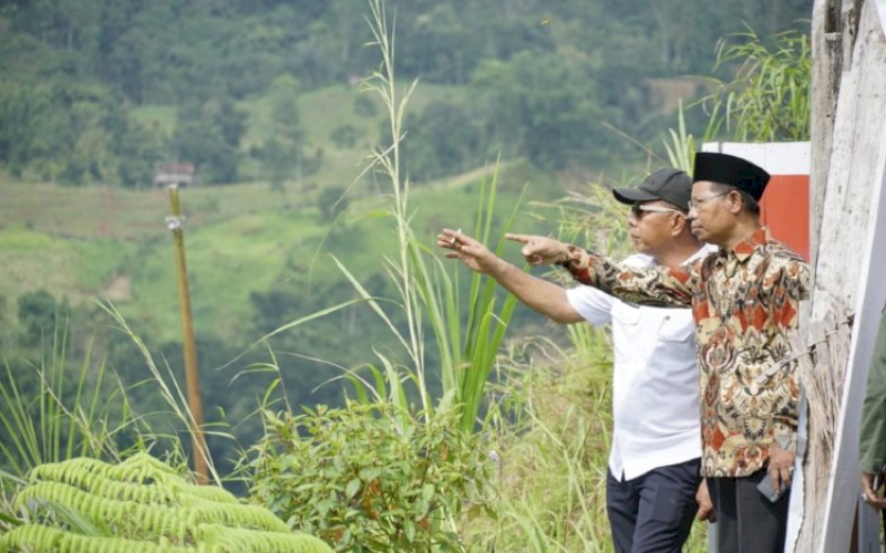 PUNCAK DONGGIA. Bupati Bulukumba, Andi Muchtar Ali Yusuf (kiri), mengunjungi kawasan Puncak Donggia, Desa Kahayya, Kecamatan, Kindang, Kabupaten Bulukumba. foto: istimewa
