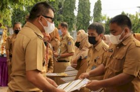 Andi Utta Serahkan Piala Lomba Kebersihan, Berikut Pemenangnya