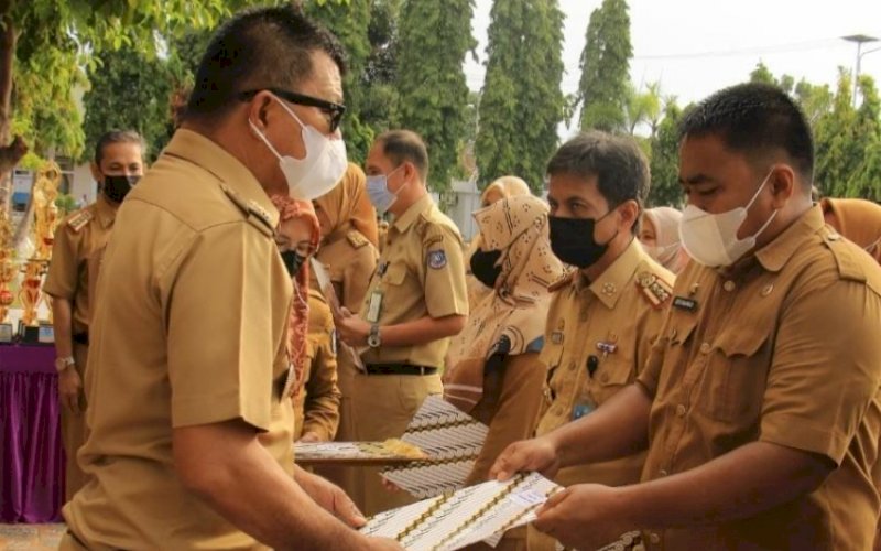 PENYERAHAN PIAGAM. Bupati Bulukumba, Andi Muchtar Ali Yusuf, menyerahkan piala dan penghargaan kepada para pemenang Lomba Kebersihan dan Keindahan Kantor dan Sekolah Lingkup Pemkab Bulukumba di sela-sela pelaksanaan Apel Gabungan OPD, Senin (7/2/2022). foto: istimewa
