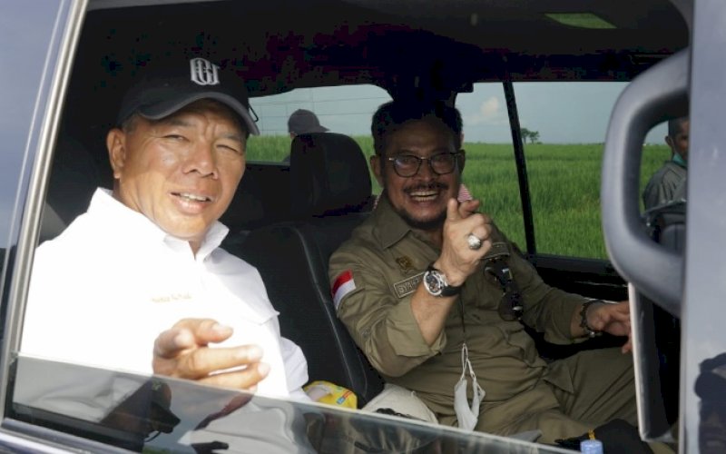 AKRAB. Menteri Pertanian Republik Indonesia Syahrul Yasin Limpo (kanan) bersama Bupati Bulukumba Andi Muchtar Ali Yusuf di dalam satu mobil saat berkunjung ke Kabupaten Bulukumba, Minggu (6/2/2022). foto: istimewa