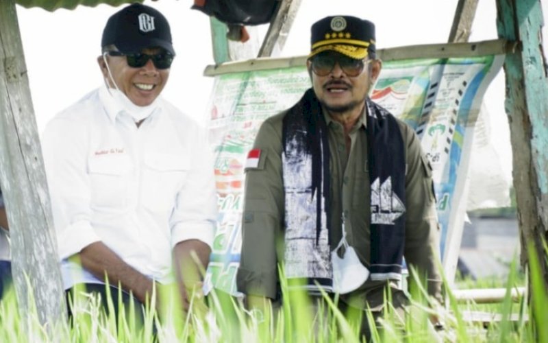 BERSANTAI. Menteri Pertanian Republik Indonesia Syahrul Yasin Limpo (kanan) bersama Bupati Bulukumba Andi Muchtar Ali Yusuf bersantai di rumah petani di tengah sawah saat berkunjung ke Desa Bialo, Kecamatan Gantarang, Bulukumba, Minggu (6/2/2022). foto: istimewa