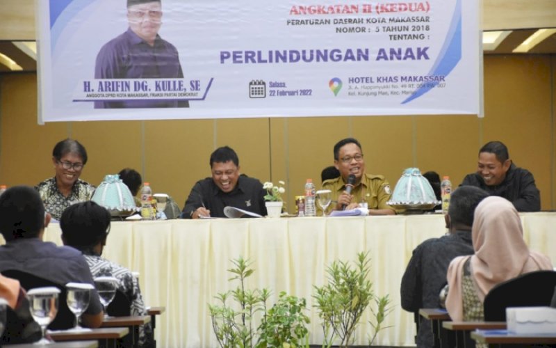 SOSIALISASI PERDA. Anggota DPRD Kota Makassar, Arifin Dg Kulle (kedua kiri), menggelar sosialisasi Peraturan Daerah (Perda) Kota Makassar Nomor 5 Tahun 2018 tentang Perlindungan Anak di Hotel Khas Makassar, Selasa (22/2/2022). foto: istimewa 