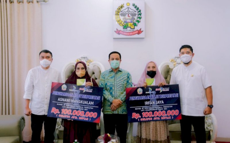 BONUS. Plt Gubernur Sulsel Andi Sudirman Sulaiman secara simbolis menyerahkan bonus kepada pihak keluarga Asnawi Mangkualam dan Irfan Jaya di Rumah Jabatan Wakil Gubernur Sulsel, Jumat (25/2/2022). foto: istimewa