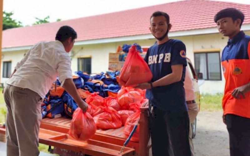 BANTUAN. BPBD Provinsi Sulsel menyalurkan bantuan kepada korban anging puting beliung di Kampung/Dusun Kampalayya, Desa Pajukukang, Kecamatan Pajukukang, Kabupaten Bantaeng, Rabu (2/2/2022). foto: istimewa