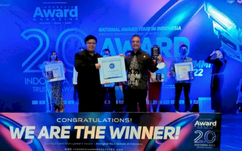 TERIMA PENGHARGAAN. Penjabat Direktur Perumda Air Minum Kota Makassar, Beni Iskandar (kanan), menerima penghargaan sebagai Winner Choice Best in BUMD Award 2022 pada Indonesia Award Magazine 2022 dalam Acara National Award Tour in Indonesia 2.0 Award Trend Summit 2022 di Trans Grand Ballroom The Trans Luxury Hotel Kota Bandung, Jawa Barat, Jumat (18/2/2022) malam. foto: istimewa