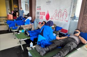 Kado Spesial Brimob Bone di Hari Kasih Sayang