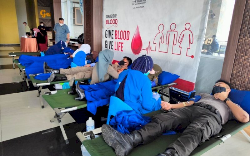 DONOR DARAH. Personel Batalyon C Pelopor Satbrimob Polda Sulsel merayakan Hari Kasih Sayang atau&nbsp; Valentine Day dengan mendonorkan darah mereka di acara amal yang diselenggarakan Hotel Novotel bekerja sama dengan PMI Kabupaten Bone, Selasa (15/2/2022). foto: istimewa