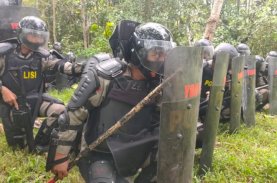 Brimob Bone Latihan Penanganan Rusuh di Hutan