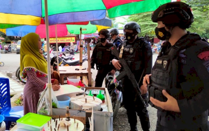 PATROLI. Personel Batalyon C Pelopor Satbrimob Polda Sulsel lebih mengintesifkan Patroli KRYD (Kegiatan Rutin Yang Ditingkatkan) untuk mengimbau serta mengingatkan warga masyarakat Bone agar senantiasa waspada terhadap penyebaran Covid-19. foto: istimewa