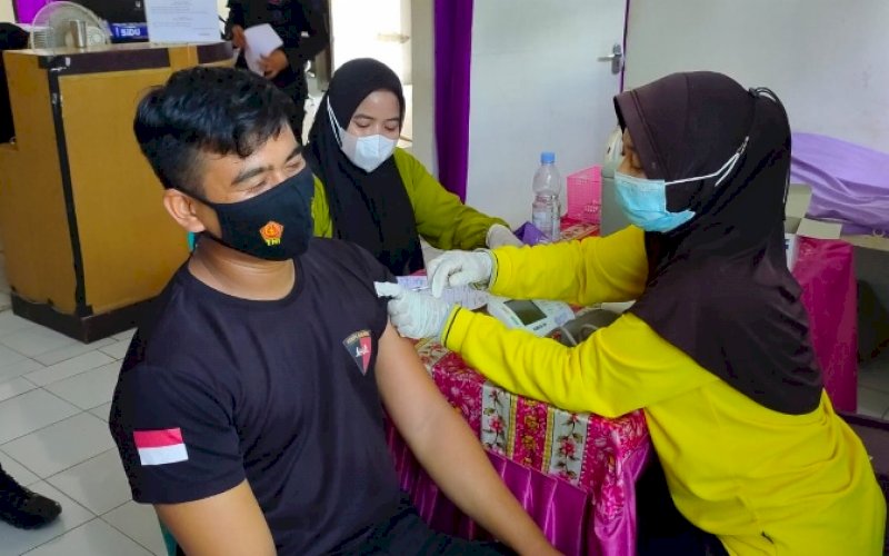 VAKSINASI. Personel Batalyon C Pelopor Satbrimob Polda Sulsel atau Brimob Bone mengikuti vaksinasi booster, Sabtu (26/2/2022). foto: istimewa