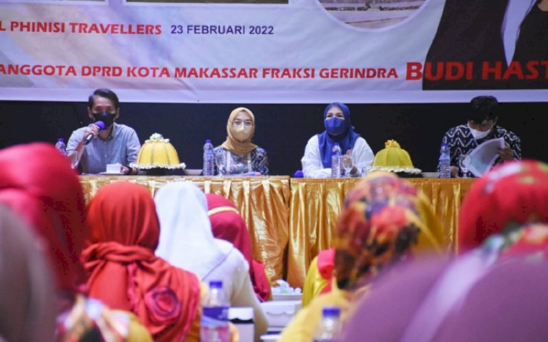 SOSIALISASI PERDA. Anggota DPRD Kota Makassar, Budi Hastuti (kedua kiri), menggelar sosialisasi Peraturan Daerah (perda) nomor 2 tahun 2013 tentang Pelestarian Cagar Budaya di Hotel Phinisi Travelers Makassar, Rabu (23/2/2022). foto: istimewa