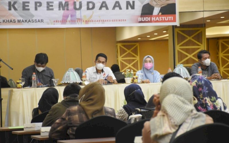 SOSIALISASI PERDA. Anggota DPRD Kota Makassar, Budi Hastuti, melaksanakan sosialisasi Peraturan Daerah (Perda) nomor 6 tahun 2019 tentang Kepemudaan di Hotel Khas Makassar, Rabu (16/2/2022). foto: istimewa