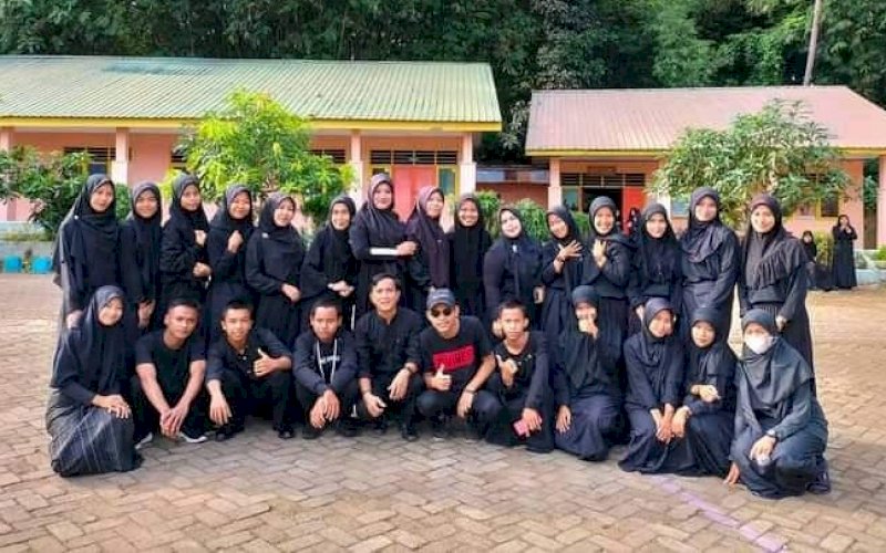 PAKAIAN HITAM. Warga ramai dengan pakaian hitam-hitam yang menjadi simbol adat Kajang turut memeriahkan Hari Jadi Kabupaten Bulukumba ke-62, Jumat (4/2/2022). foto: istimewa